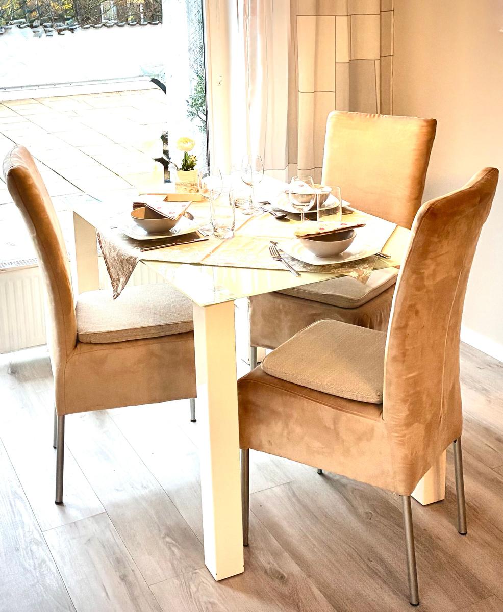 stilvoll  Essen mit Blick auf Terrasse und ins Grüne