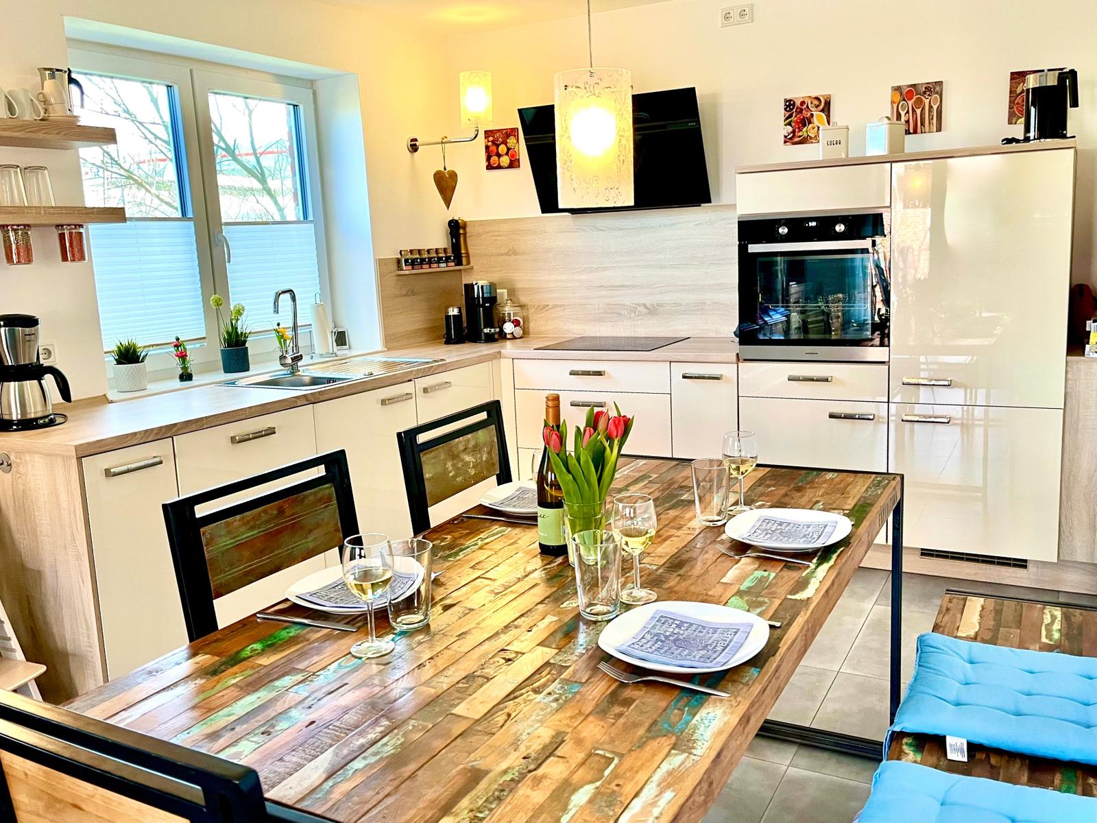 Unsere TOP ausgestattete Wohnküche lädt zum Familien-Essen oder zum Spielen ein