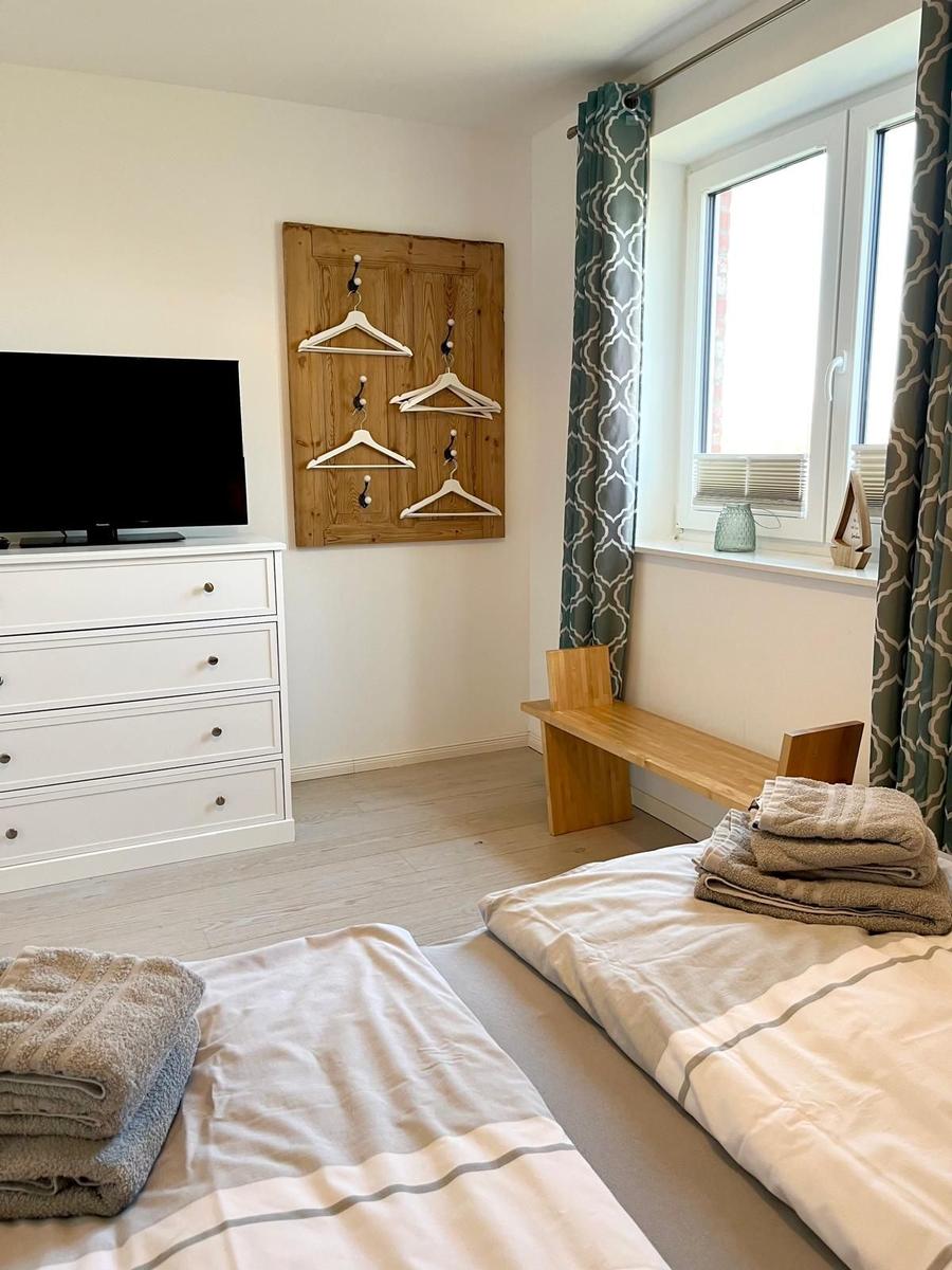 Das rechte Schlafzimmer mit Doppelbett und Smart-TV