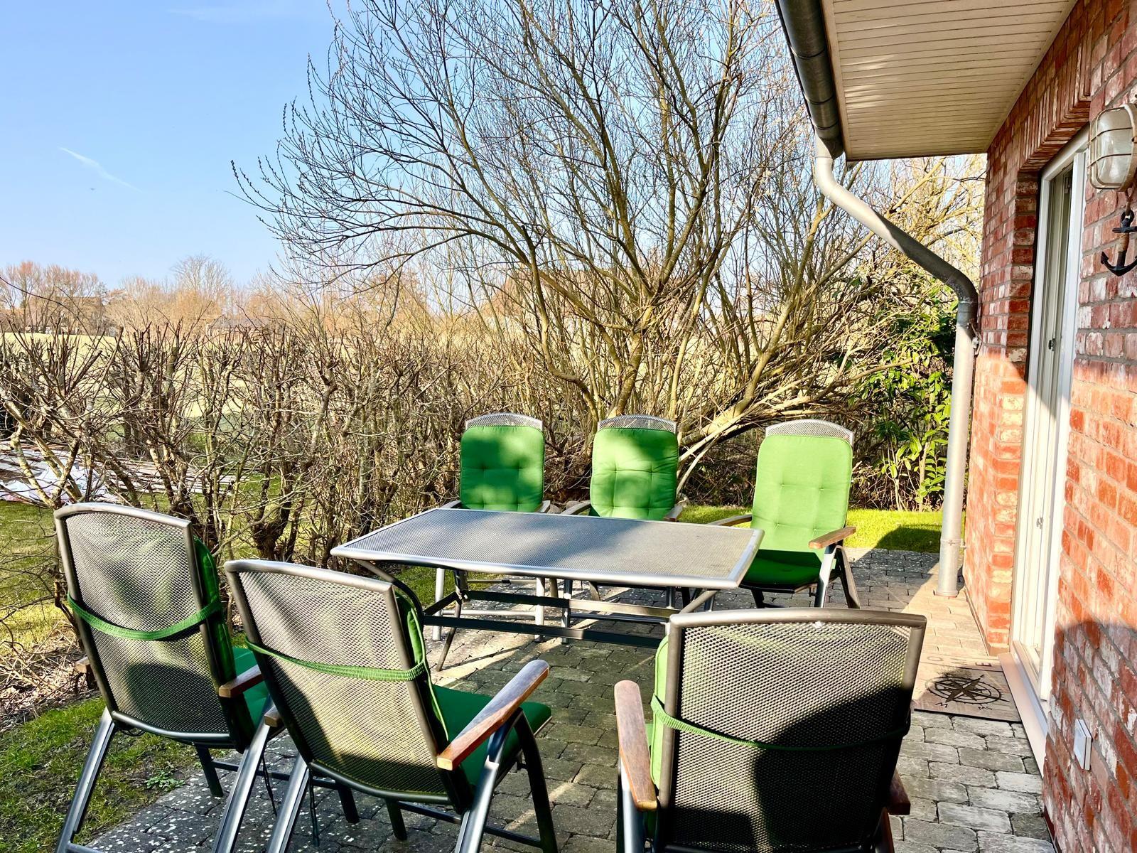 Unsere Terrasse mit Blick auf die Schafwiese