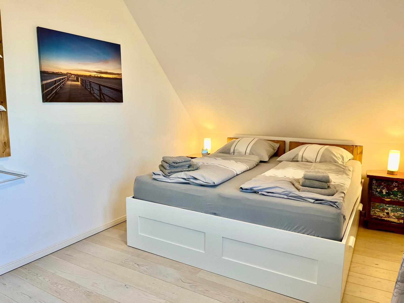 Schlafzimmer links