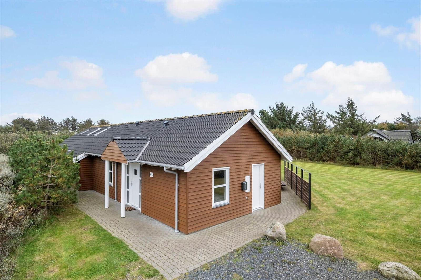 Modern wooden cabin with terrace and garden. Ideal for holidays.