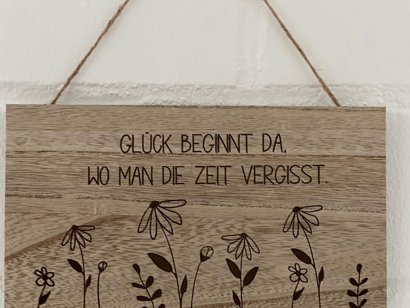 Holzschild mit Gravur: Glück beginnt da, wo man die Zeit vergisst. Mit Blumenmotiven.