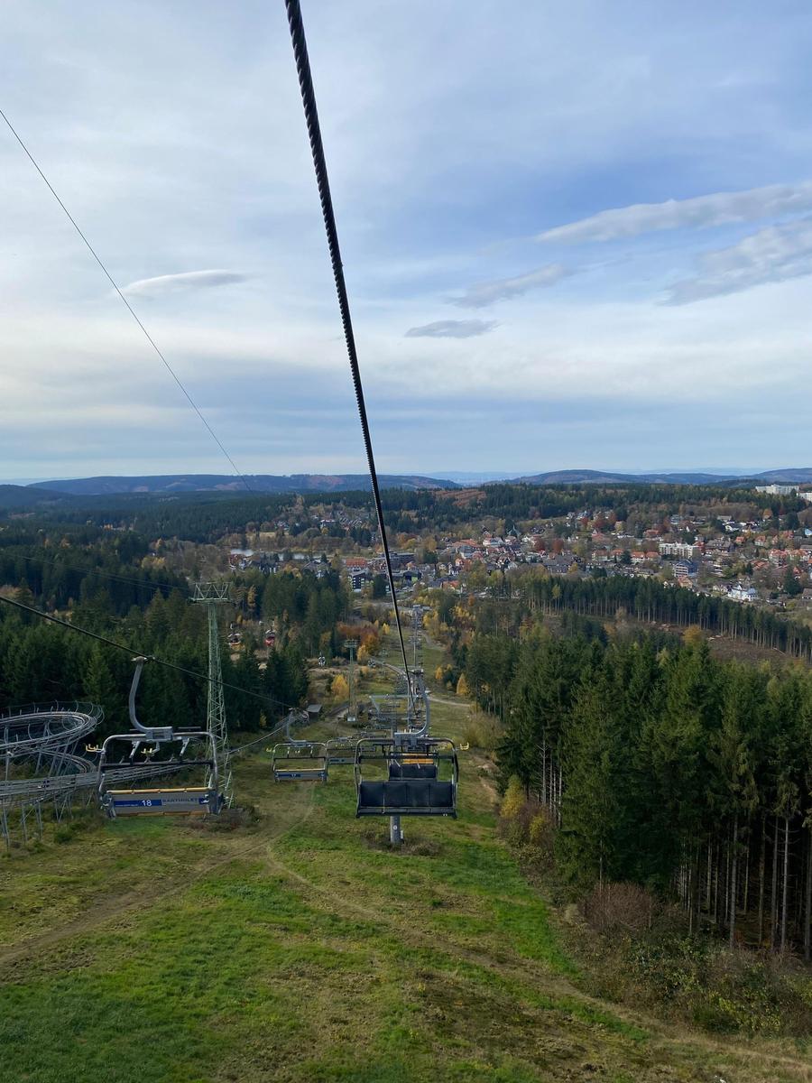 Ski lift mit Blick auf Wald und Dorf
