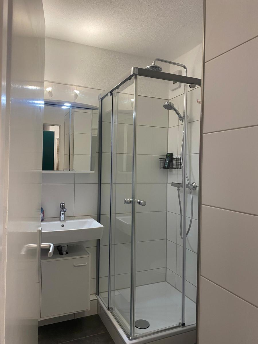 Badezimmer mit Dusche und Waschbecken