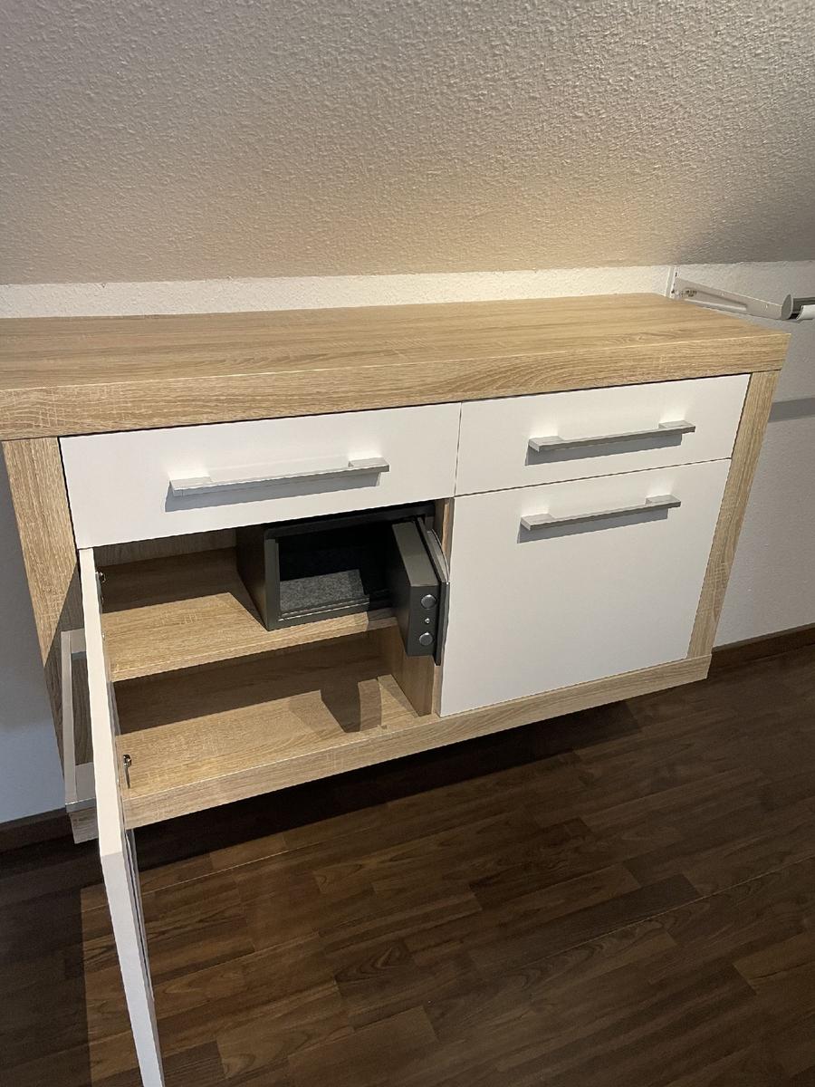 Schrank mit Holzoberfläche und integriertem Ofen.