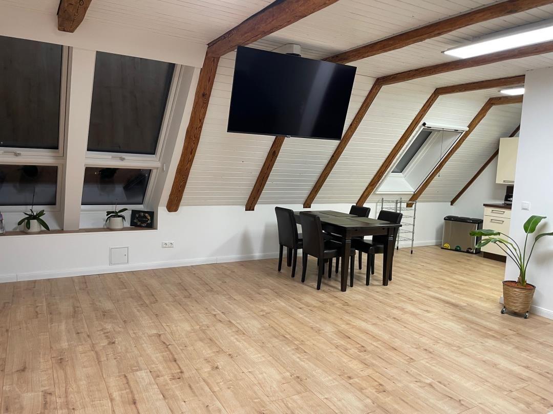 Hochwertige Wohnung mit Essbereich, TV und Holzboden.