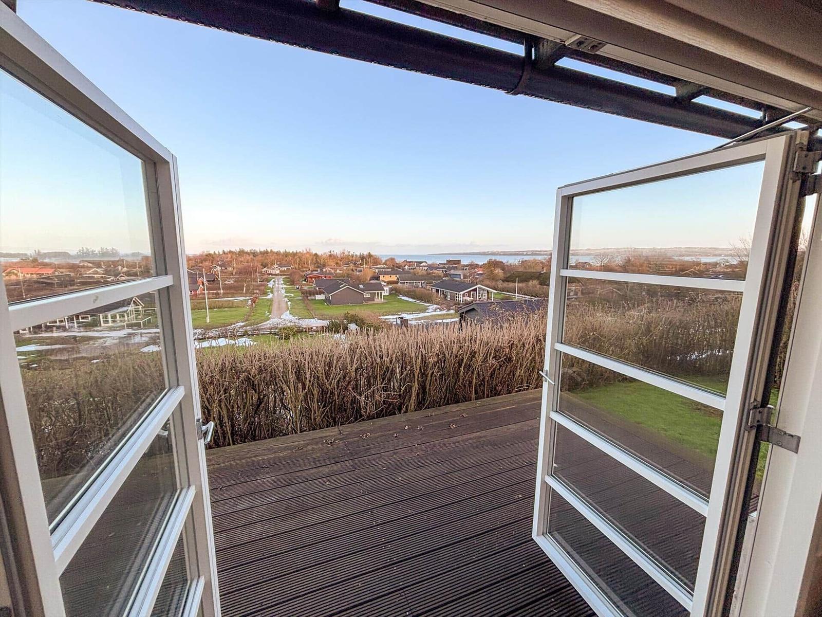Terrasse mit Blick auf Wohngebiet und Wasser