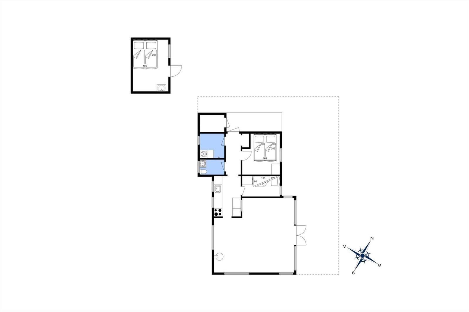 Wohnung mit zwei Schlafzimmern, Küche und Bad. Raumplan mit Kompass.