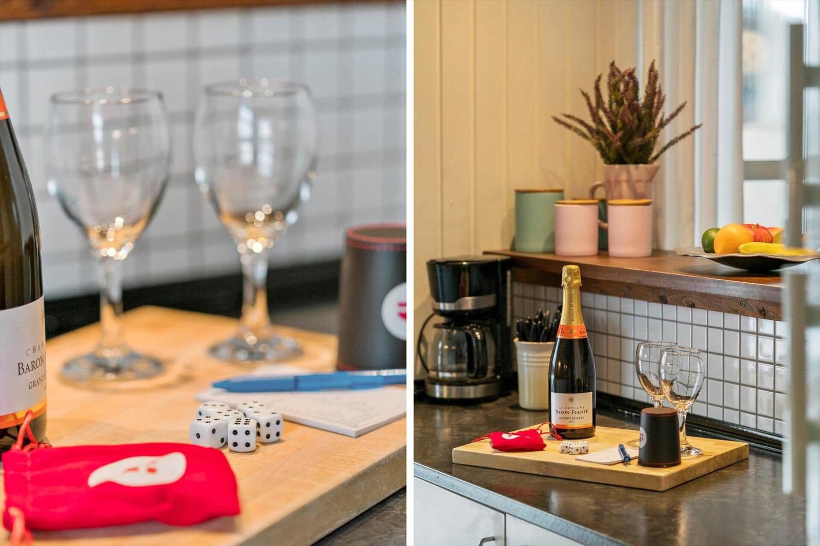 Küchenbereich mit Champagner, Gläsern und Würfeln auf Holzbrett