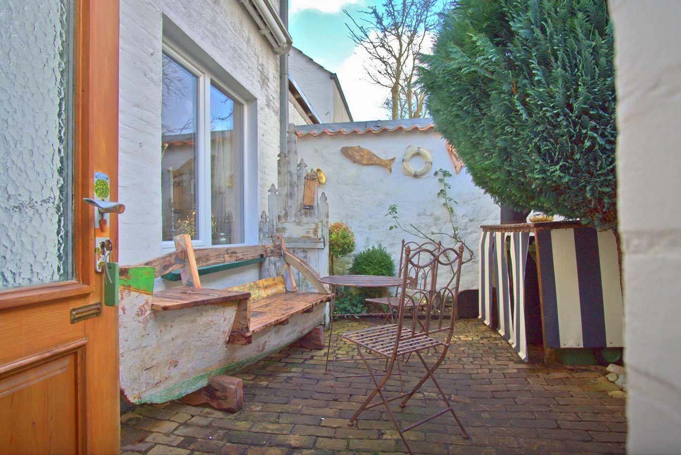 Die sonnenbeschienene Terrasse