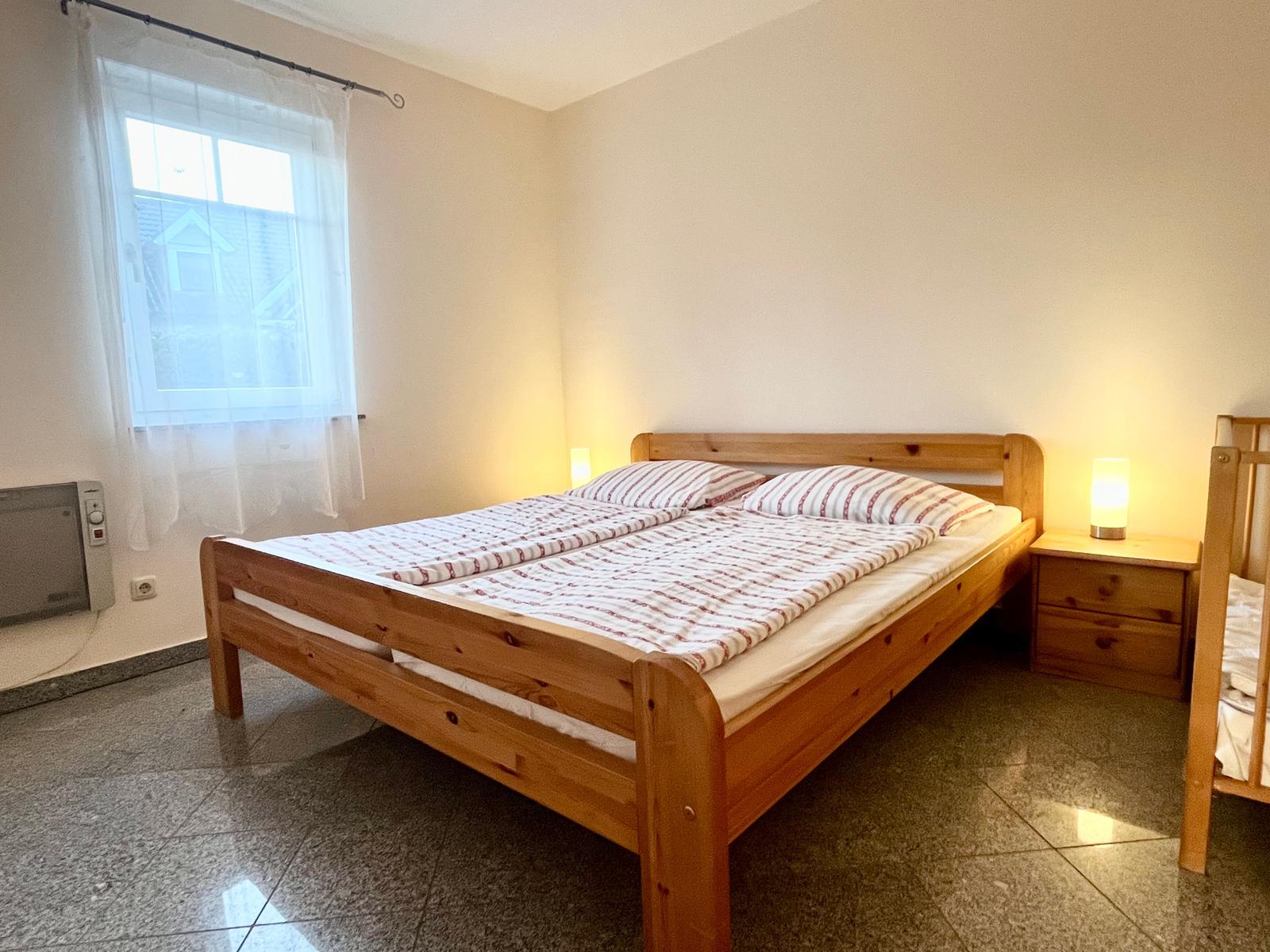 Das erste Schlafzimmer mit Ehebett