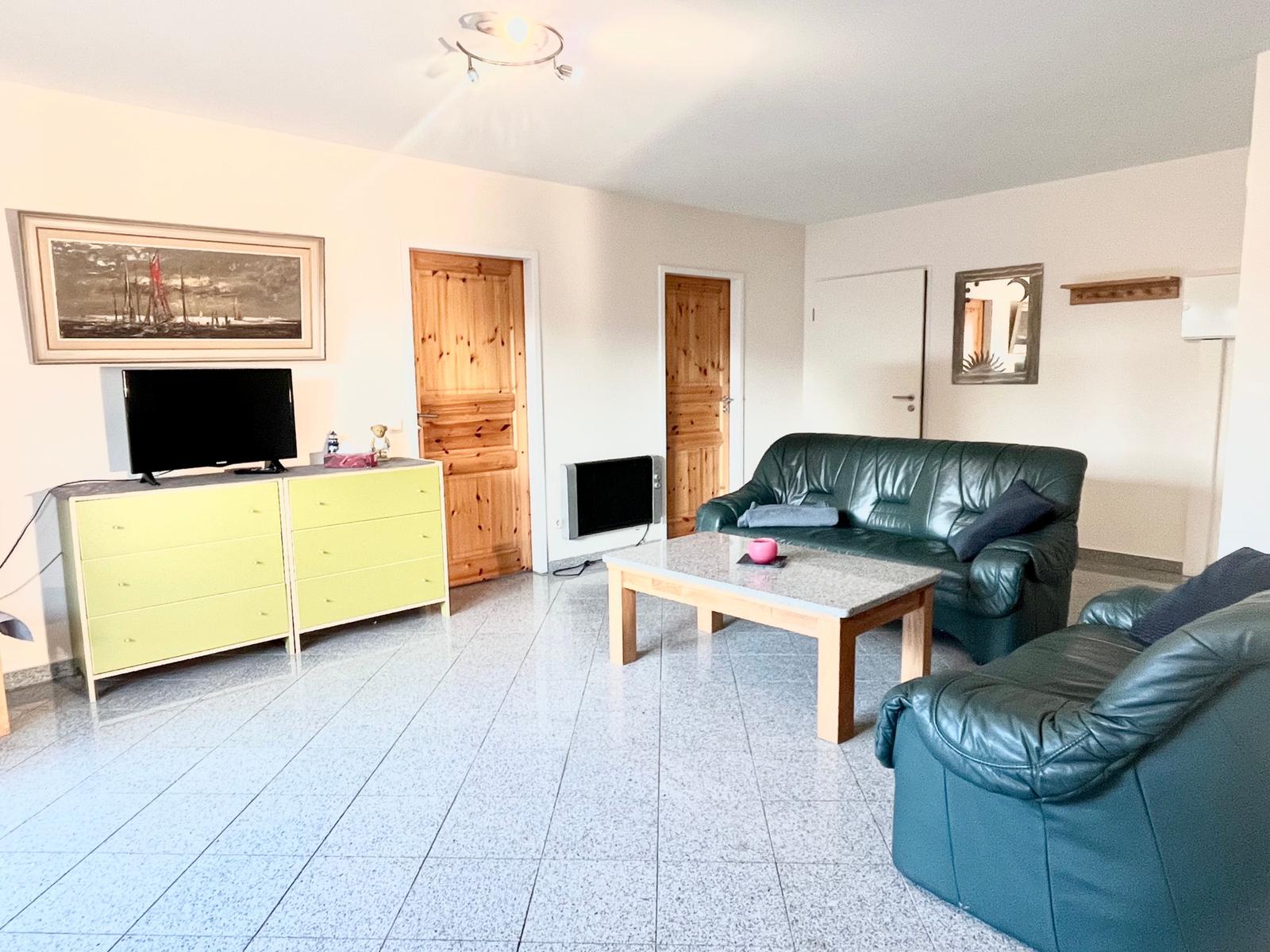 Wohnzimmer mit Blick auf die Schlafzimmertüren