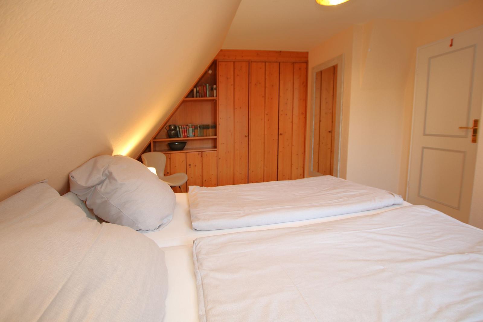 gemütliches Doppelbett mit großem Kleiderschrank