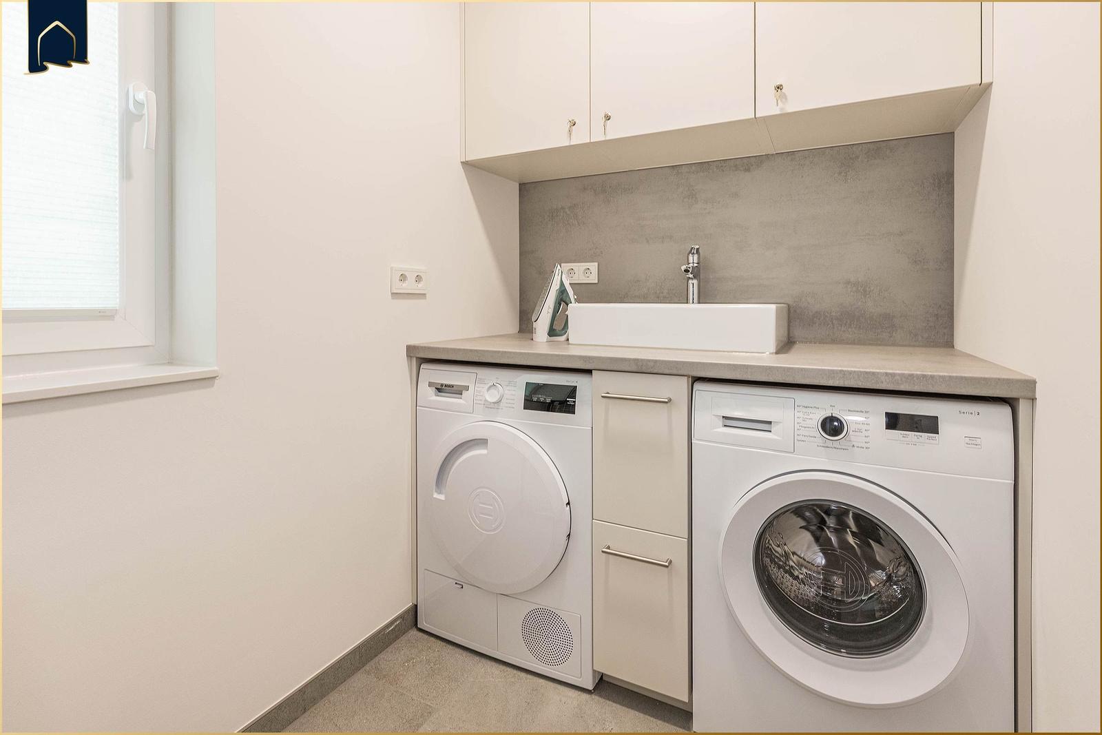 Wasch- und Trocknerbereich mit Spüle und Fenster