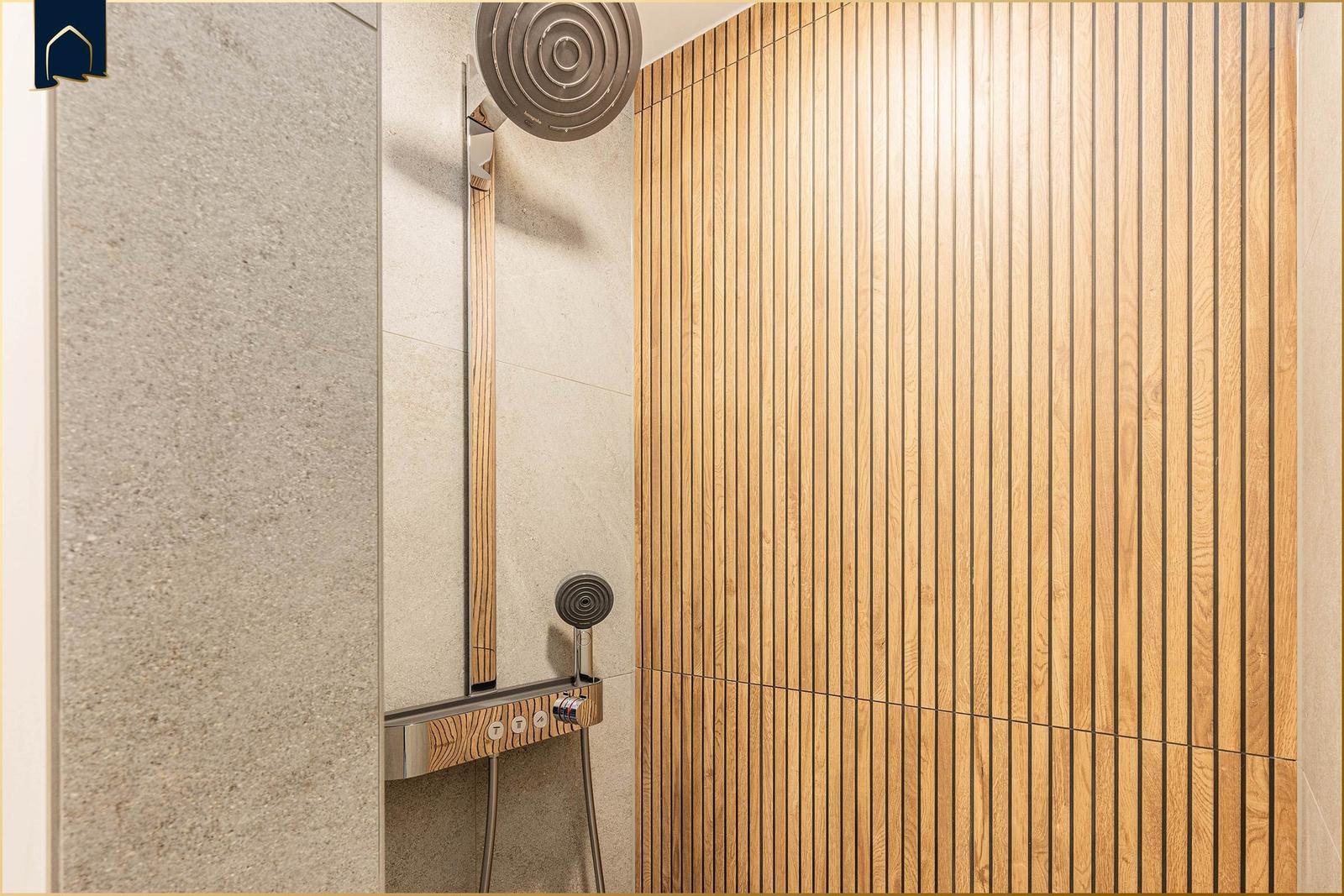 Dusche mit Holzverkleidung und moderner Duschkopf-Ausstattung.