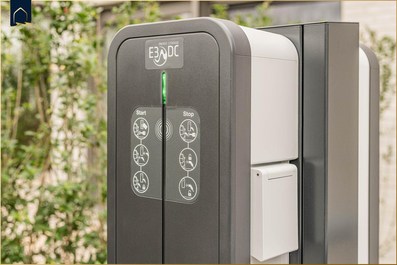 E3DC Energie-Speicher-Ladestation mit Start- und Stop-Tasten im Außenbereich.