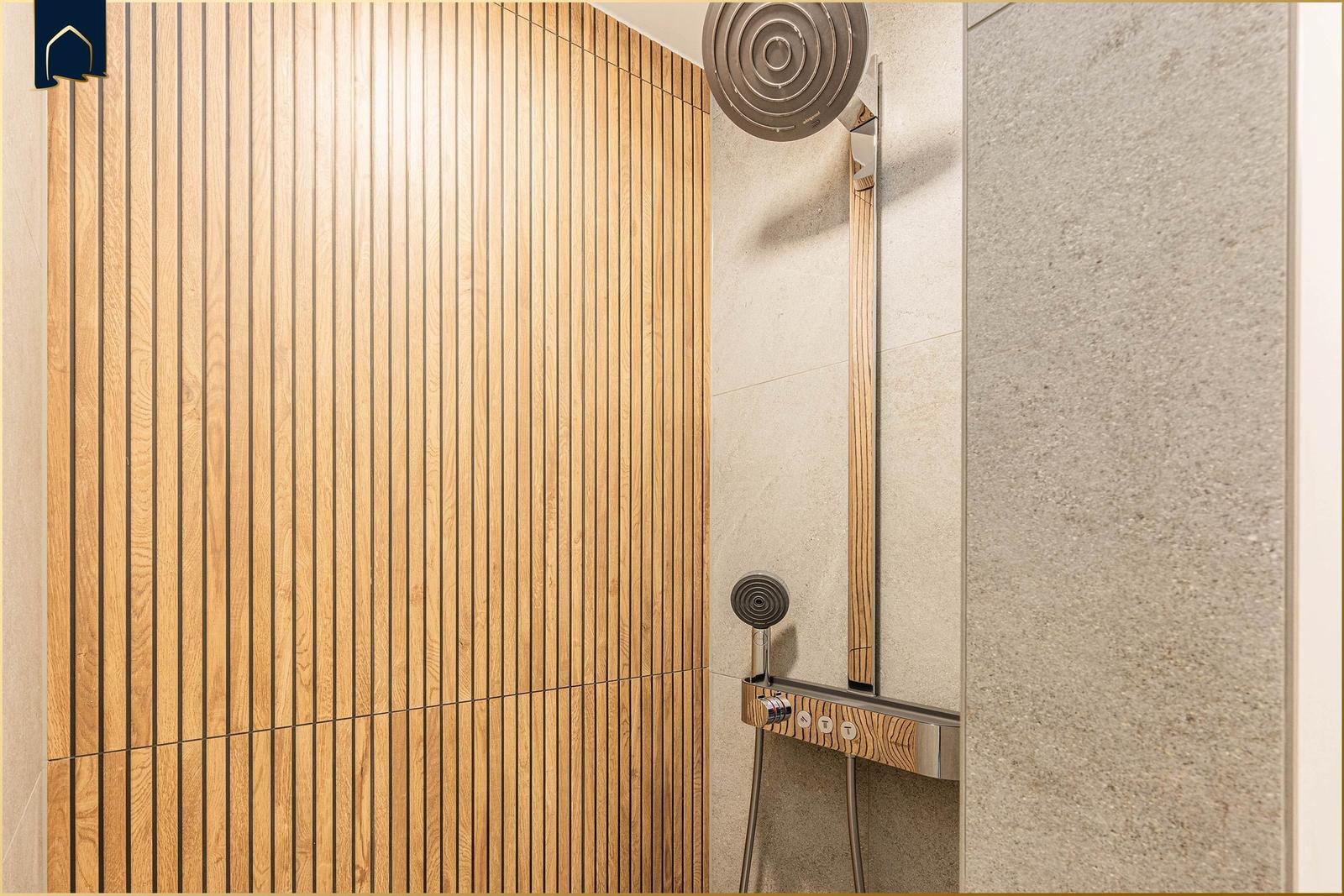 Dusche mit Holzwand und moderner Duschkopfmontage