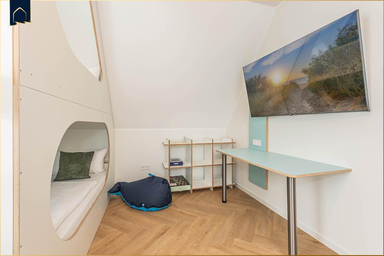 Kinderzimmer mit Nische, Schreibtisch und Wandbild