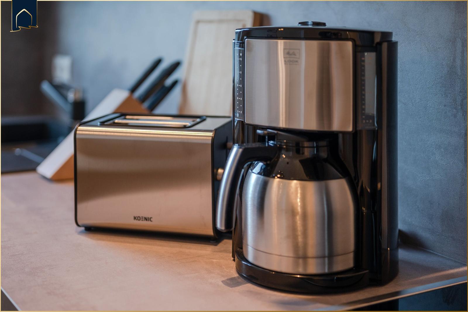 Kaffeemaschine und Toaster auf Küchenarbeitsfläche