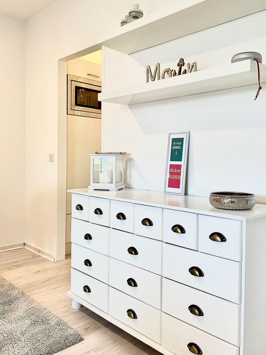 Weißer Schrank mit Schubladen und Dekoration im Flur