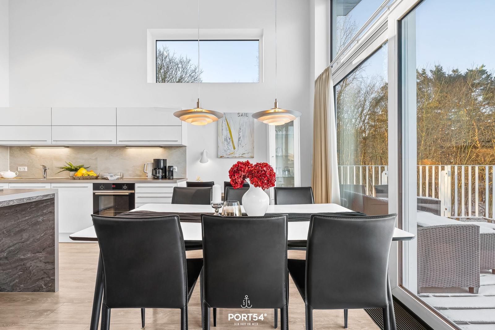 Moderne Küche mit Essbereich und Balkonansicht