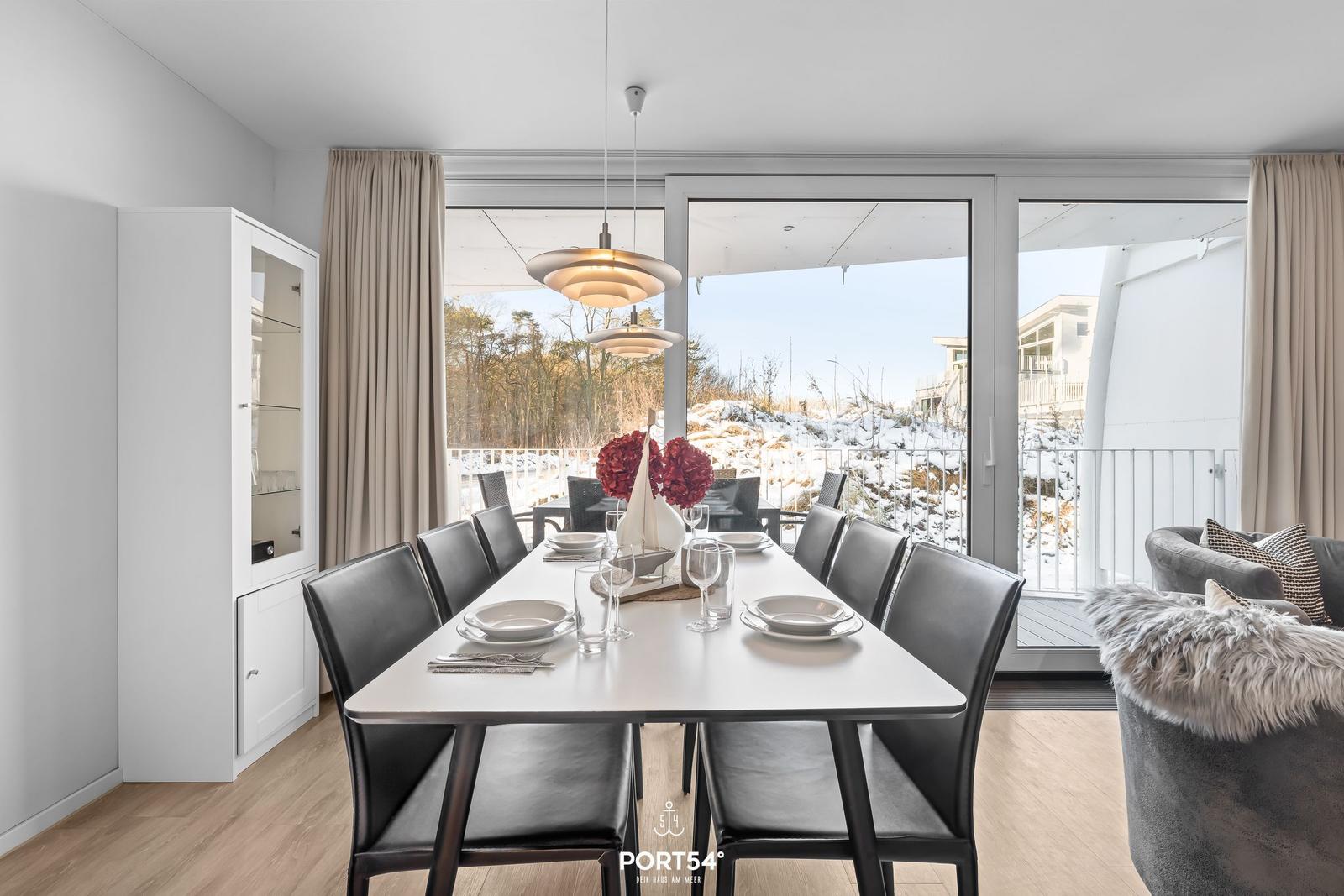 Esszimmer mit Tisch, Stühlen und Blick auf Balkon