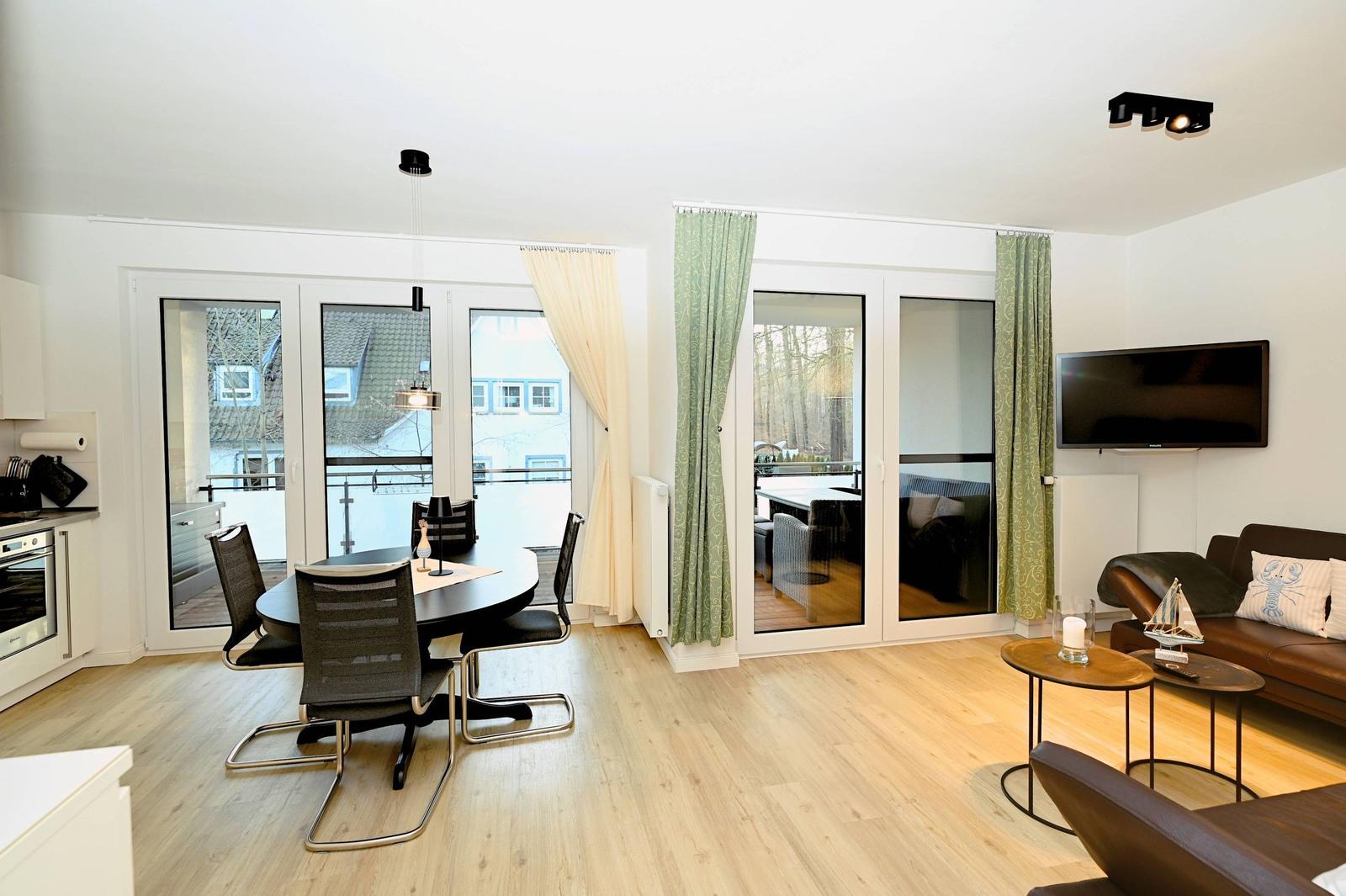 Wohn- und Essbereich mit Esszimmer, Wohnzimmer und Küche. 