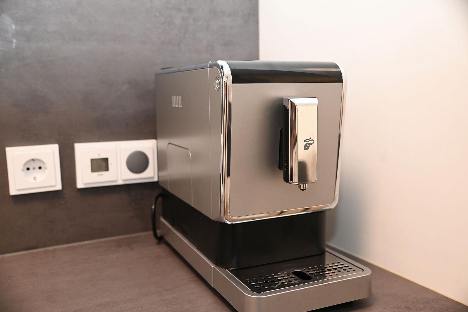 Eine moderne Kaffeemaschine auf der Arbeitsplatte.