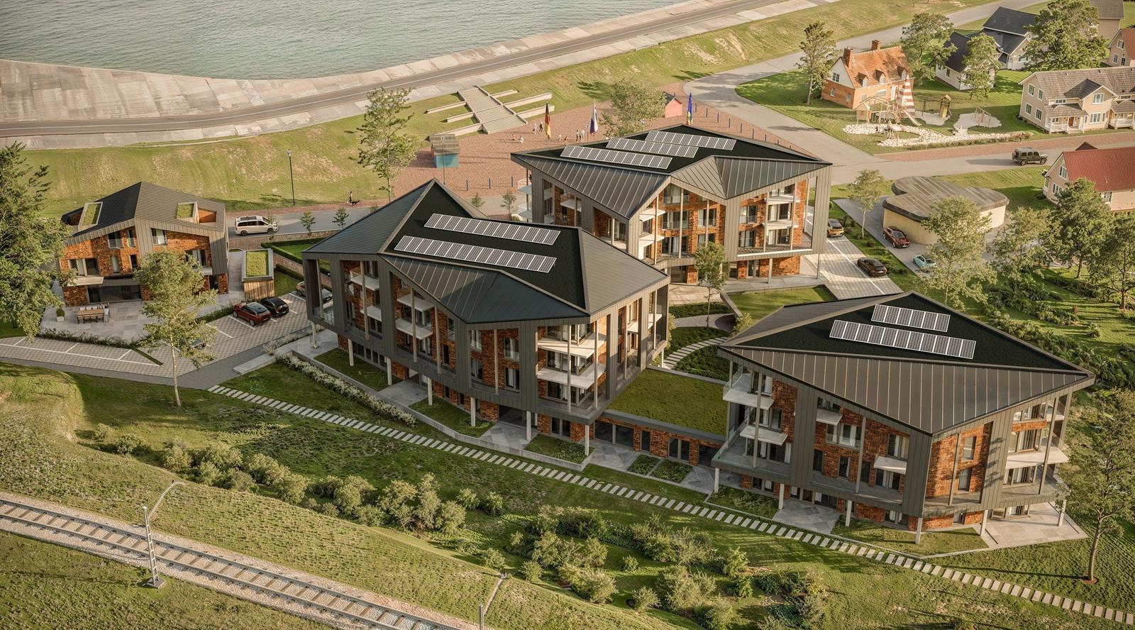 Modernes Mehrfamilienhaus mit Solaranlagen und grünen Flächen am Wasser.