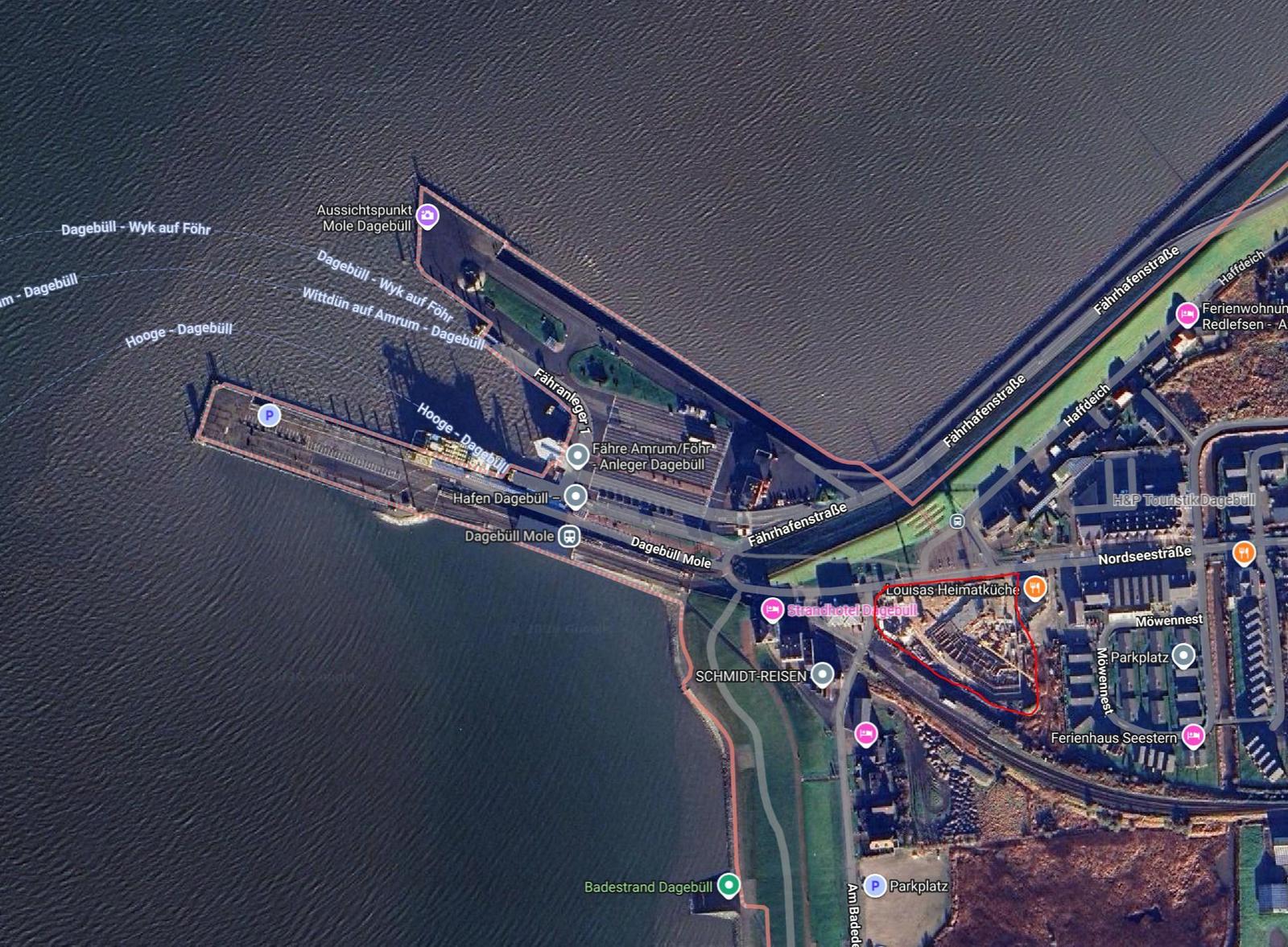 Luftbild des Hafens Dagebüll mit Fähranlegern und Umgebung.