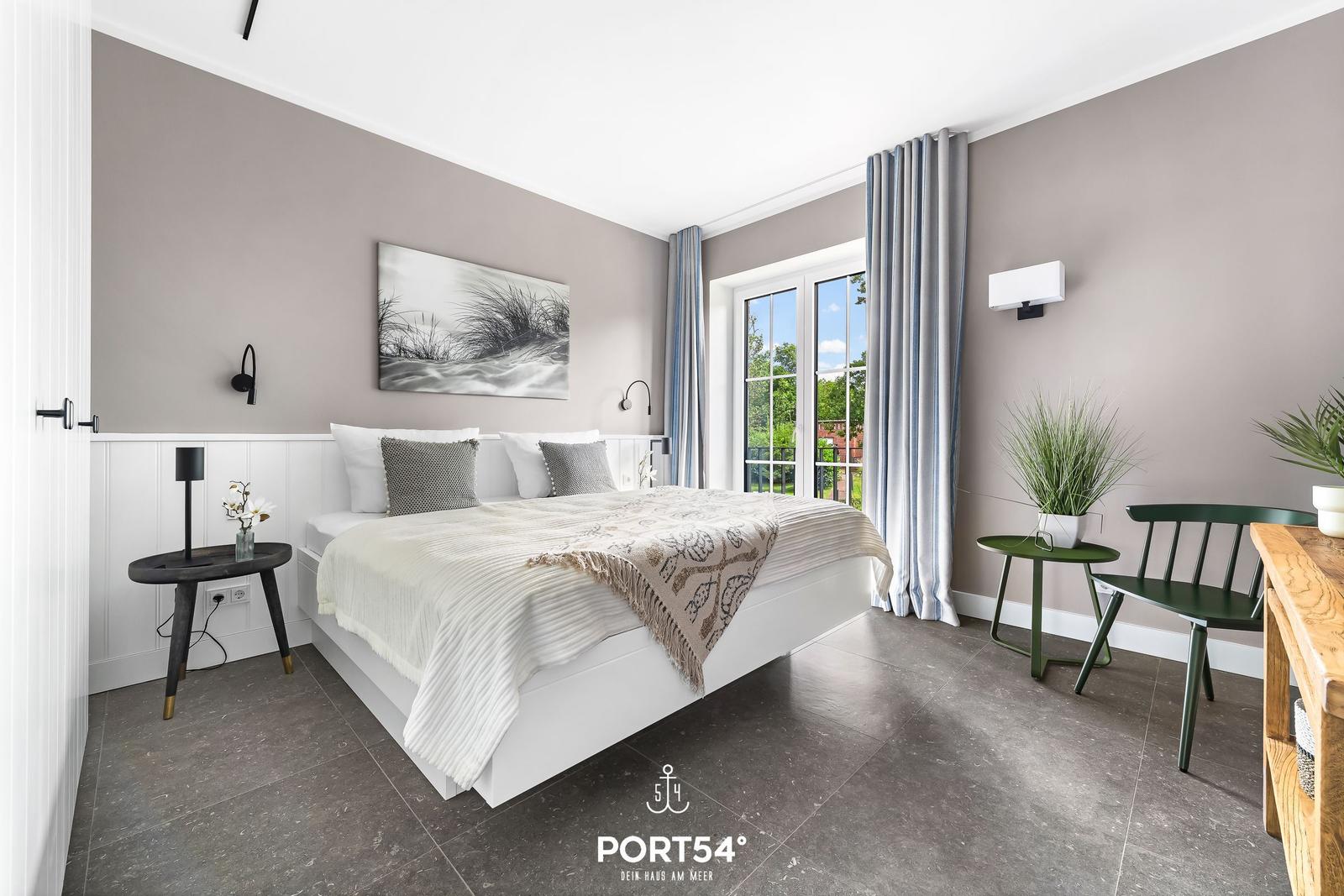 Schlafzimmer mit Bett, Fenster und Möbeln.