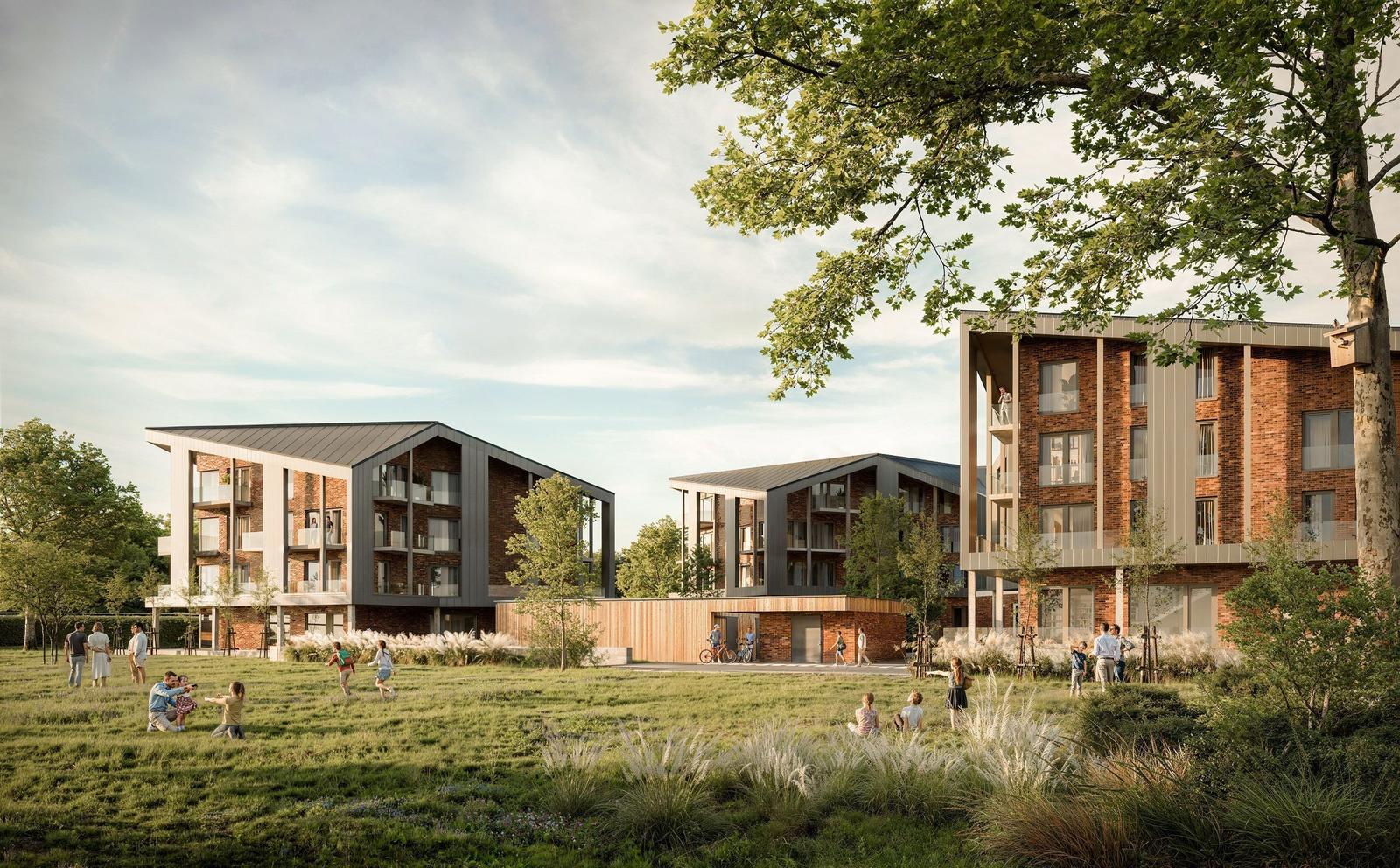 Moderne Wohnhäuser mit Balkonen stehen in grüner Umgebung. Menschen genießen den Außenbereich.