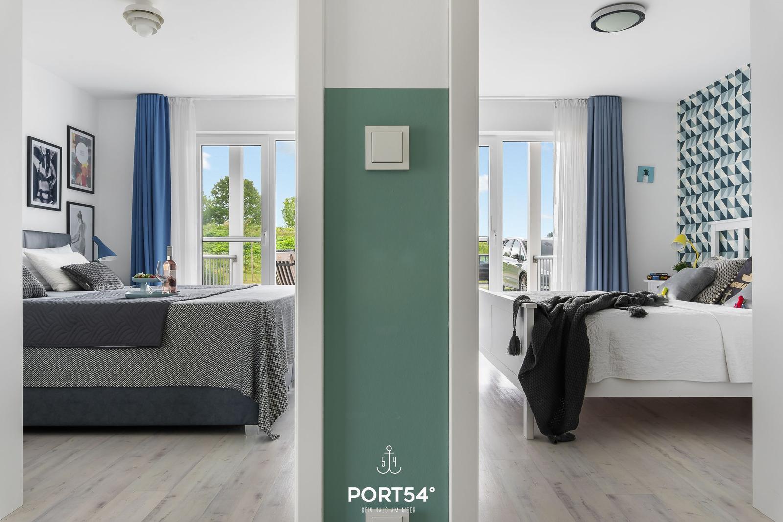 Zwei Schlafzimmer mit Balkon und Fenstern. Ein Raum hat gemusterte Wände.