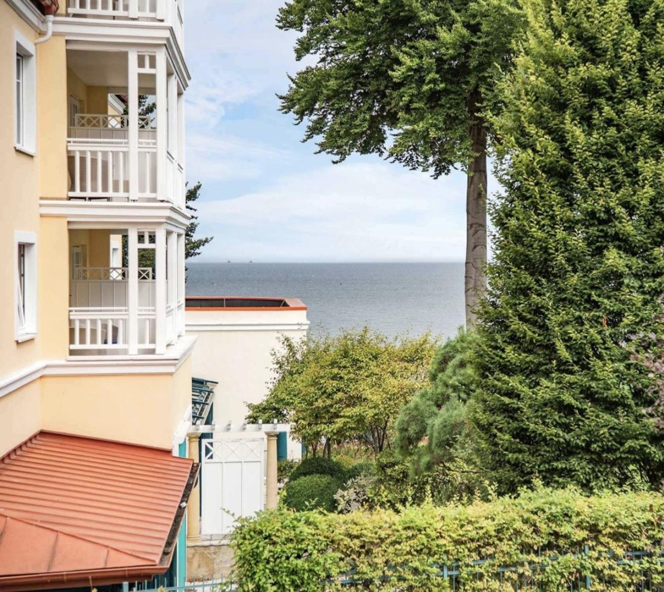 Haus mit Balkonen und Blick auf das Meer