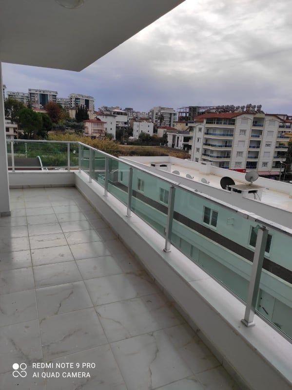 Terrasse mit Glasgeländer und Blick auf Stadt und Gebäude