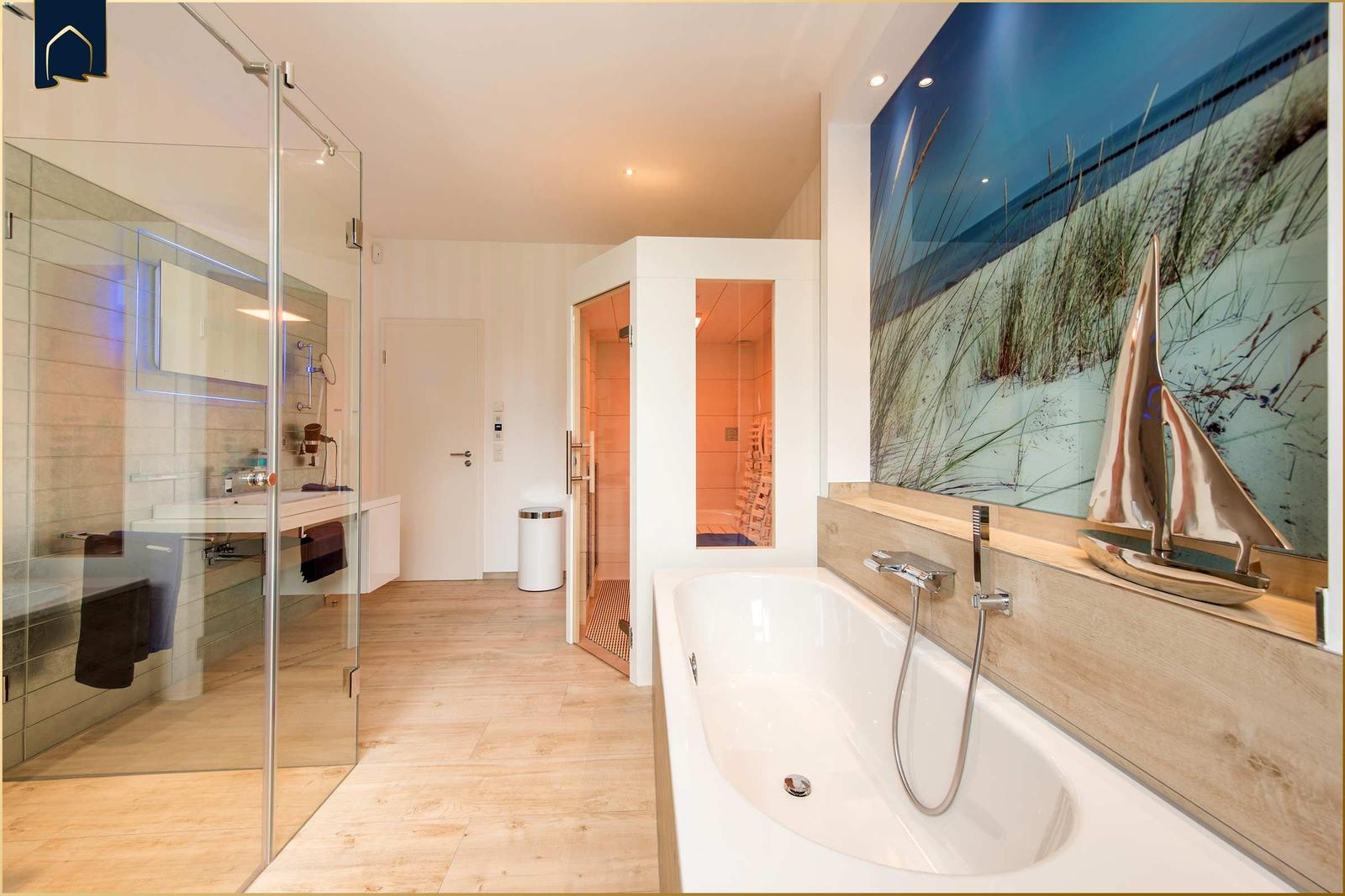 Badezimmer mit Whirlpool, Sauna und Duschbereich. Wandbild mit Segelboot.