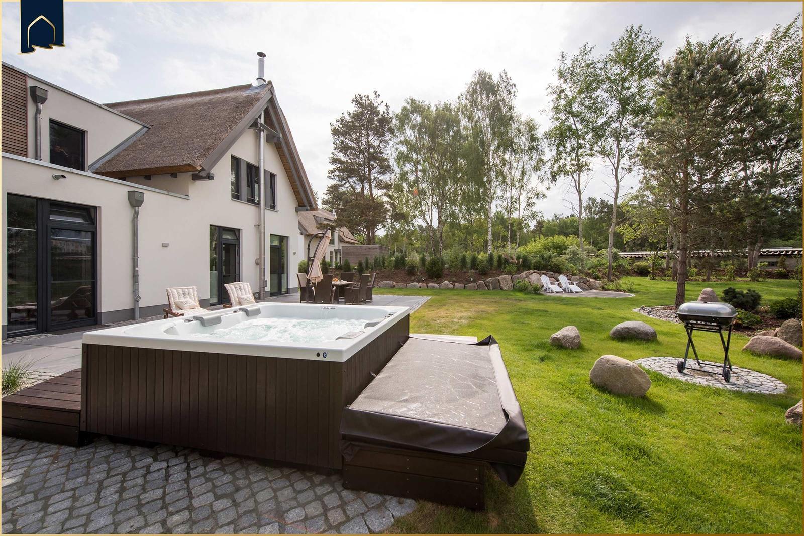 Haus mit Whirlpool, Grill und Garten. Holzterrasse und Sitzgelegenheiten.