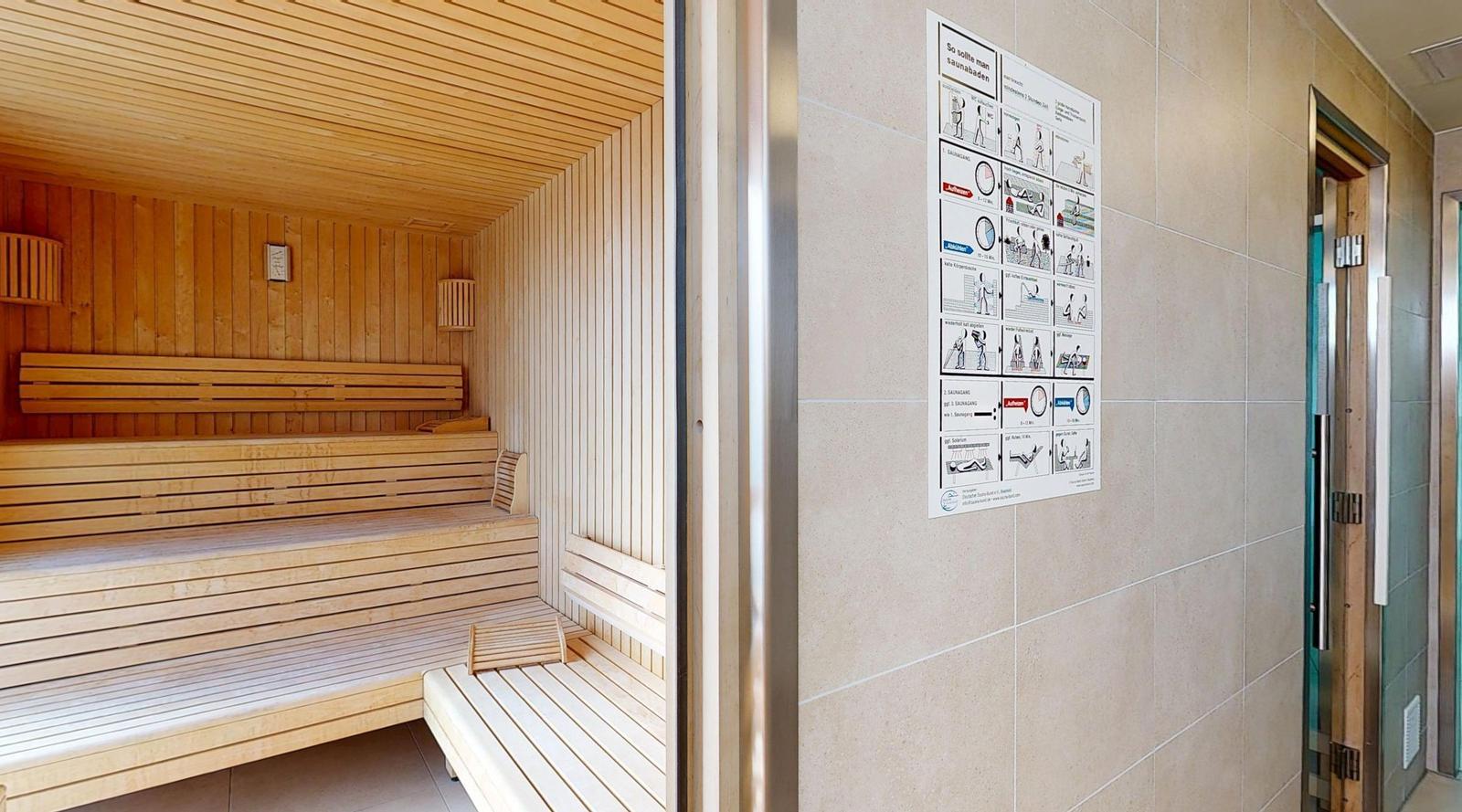 Sauna mit Holzbank und Anleitung an der Wand