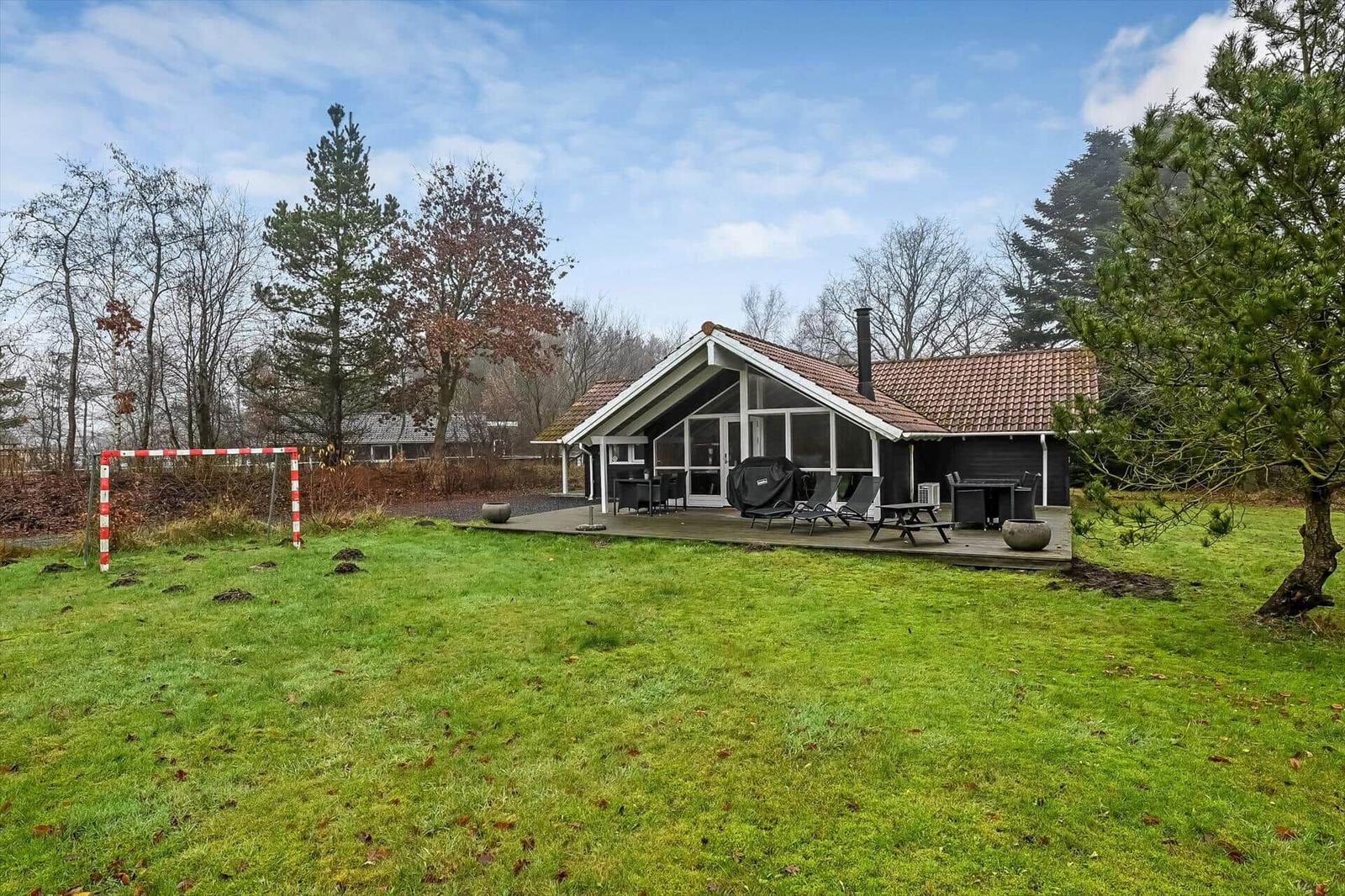 Haus mit Terrasse, Grill und Garten. Fußballtor im Vorgarten.