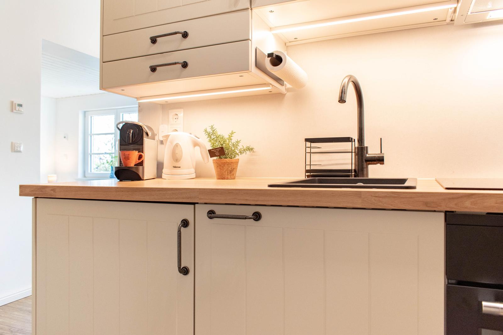 Küche mit Holzoberfläche, Spüle und Küchenzeile.