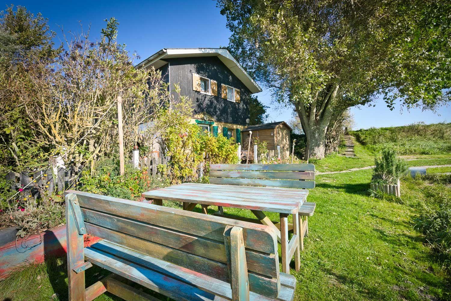 Die Bänke mit dem Tisch gehören zur oberen und zur unteren Wohnung.