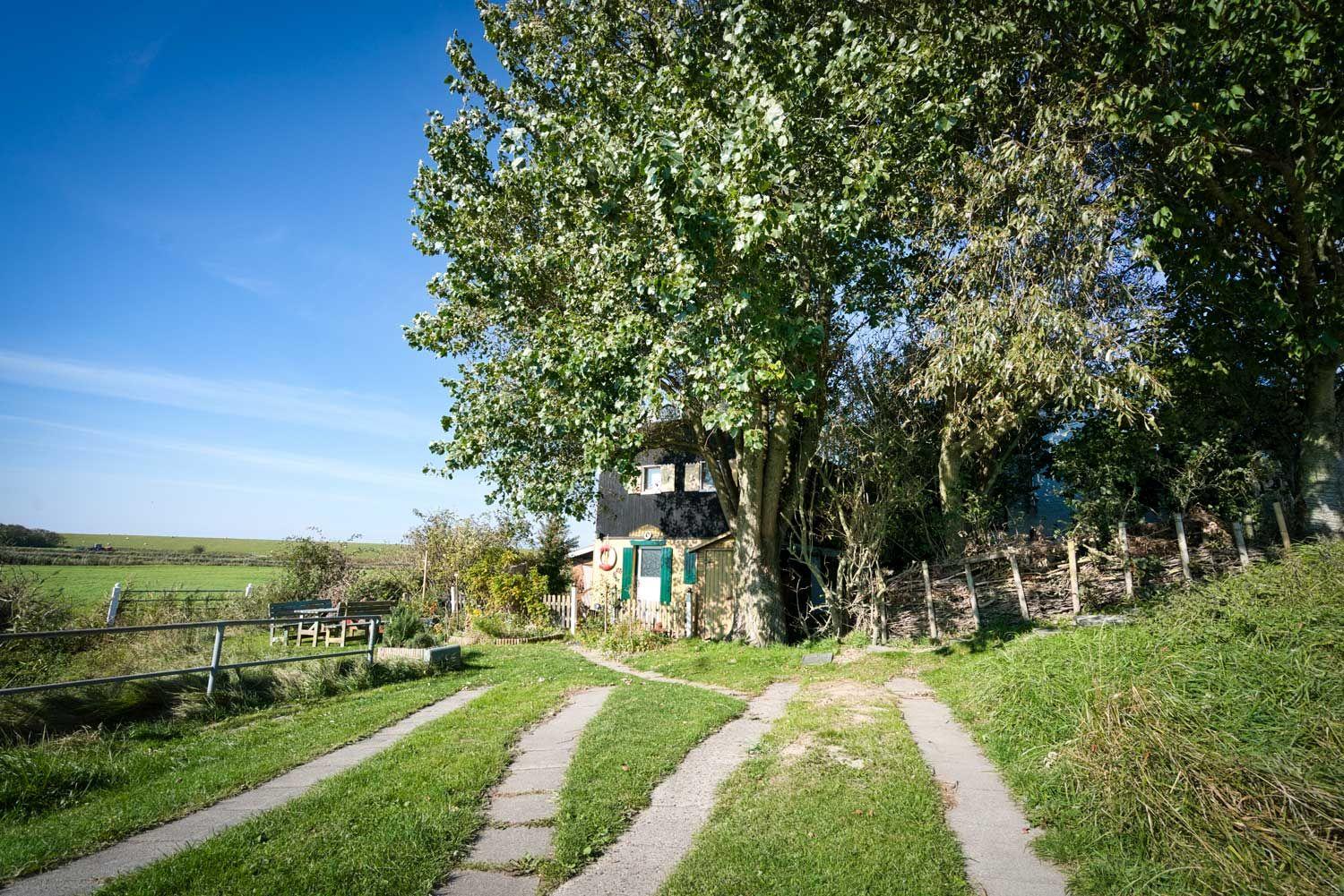 Direkt vor dem Haus ist der Parkplatz.