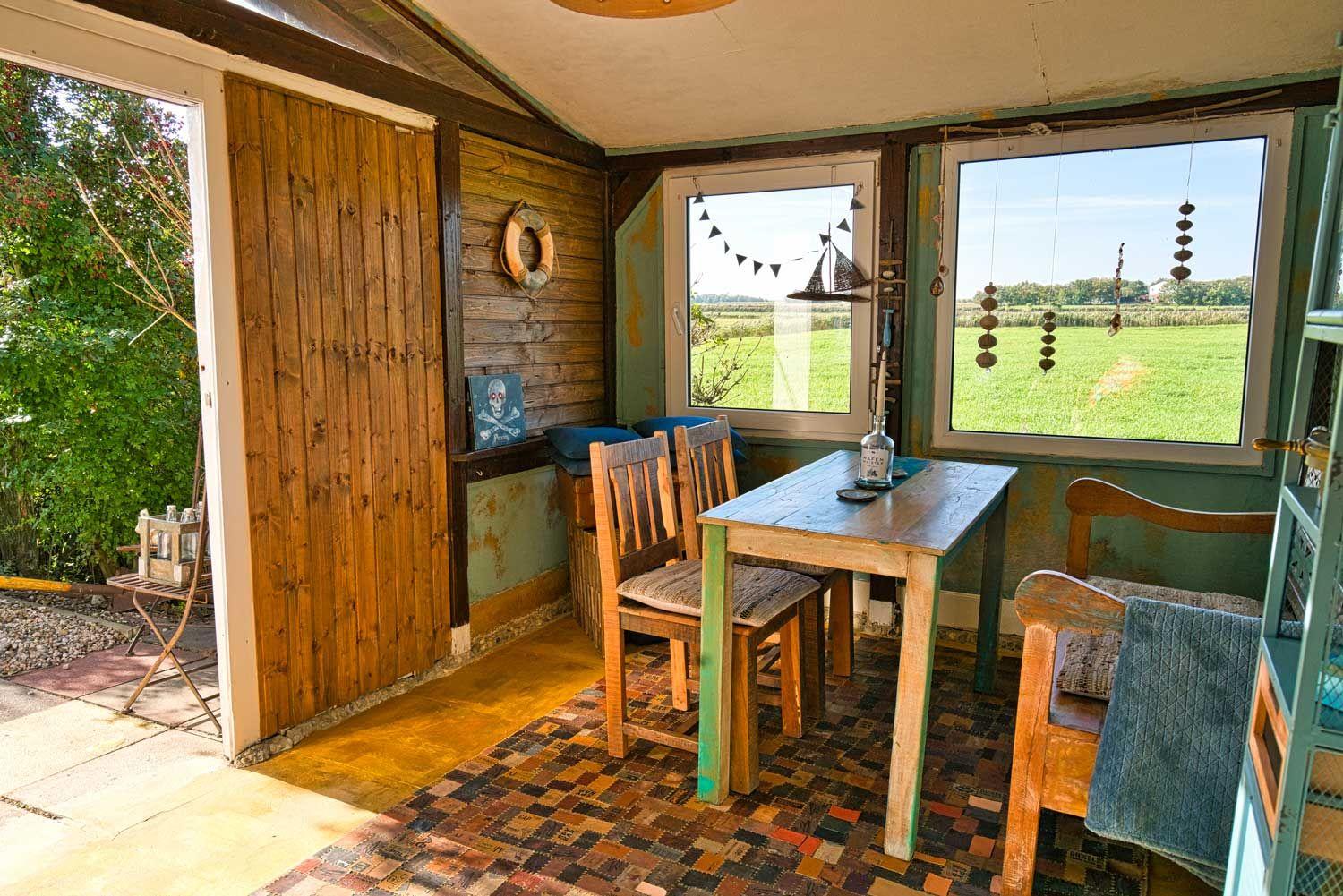 Nordstrandbar. Dieser Raum gehört sowohl zur oberen als auch zur unteren Wohnung und ist nicht beheizt, es ist eher ein Wintergarten.