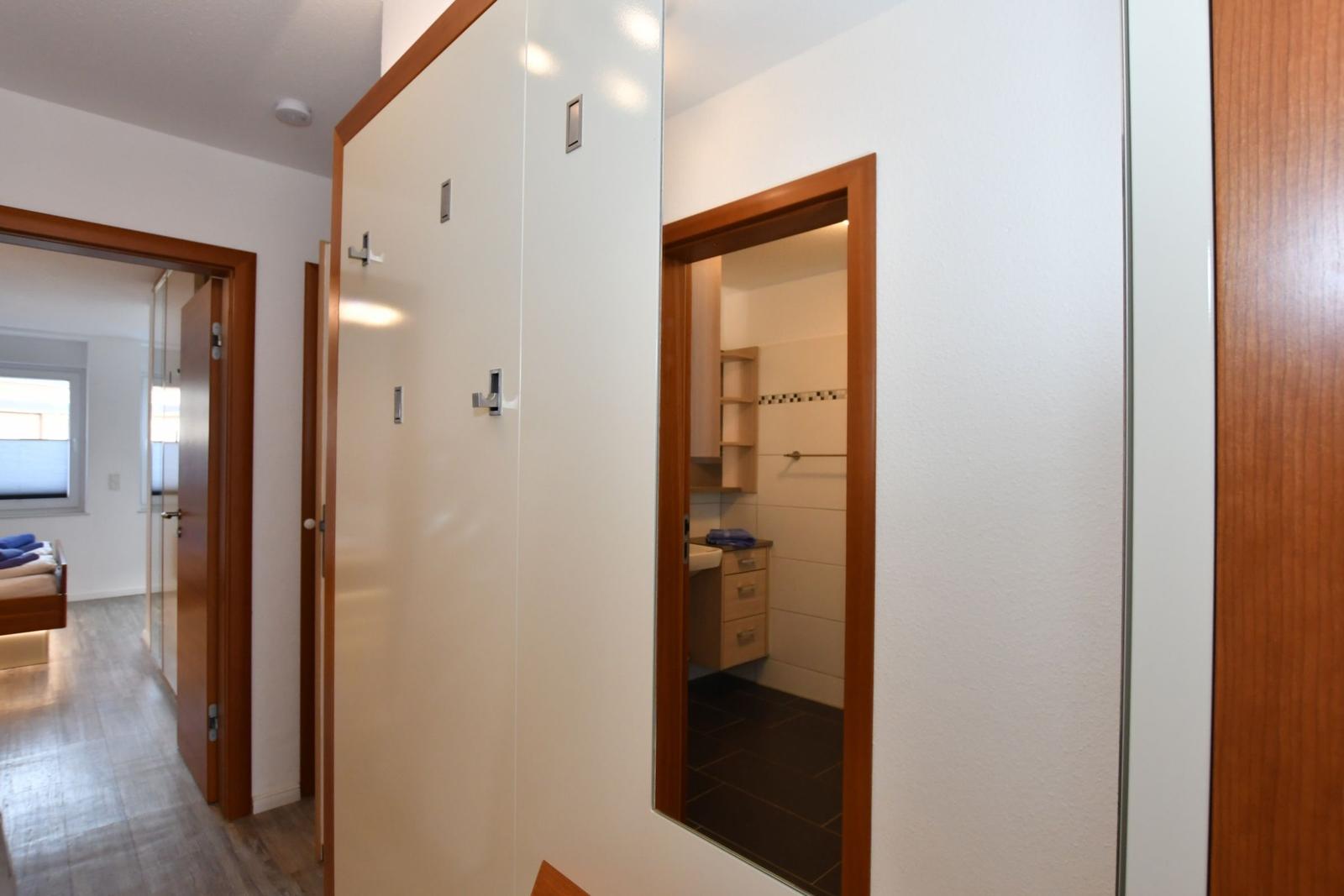 Flur mit Schrank, Blick in Bad und Schlafzimmer