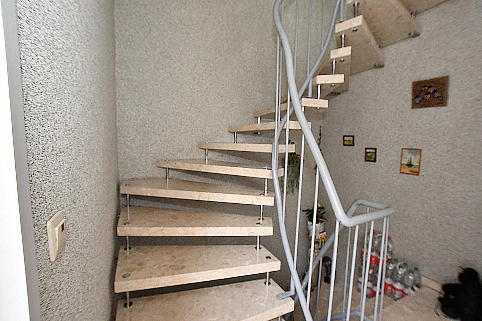 Höhenunterschied über spiralförmige Treppe mit Metallgeländer.