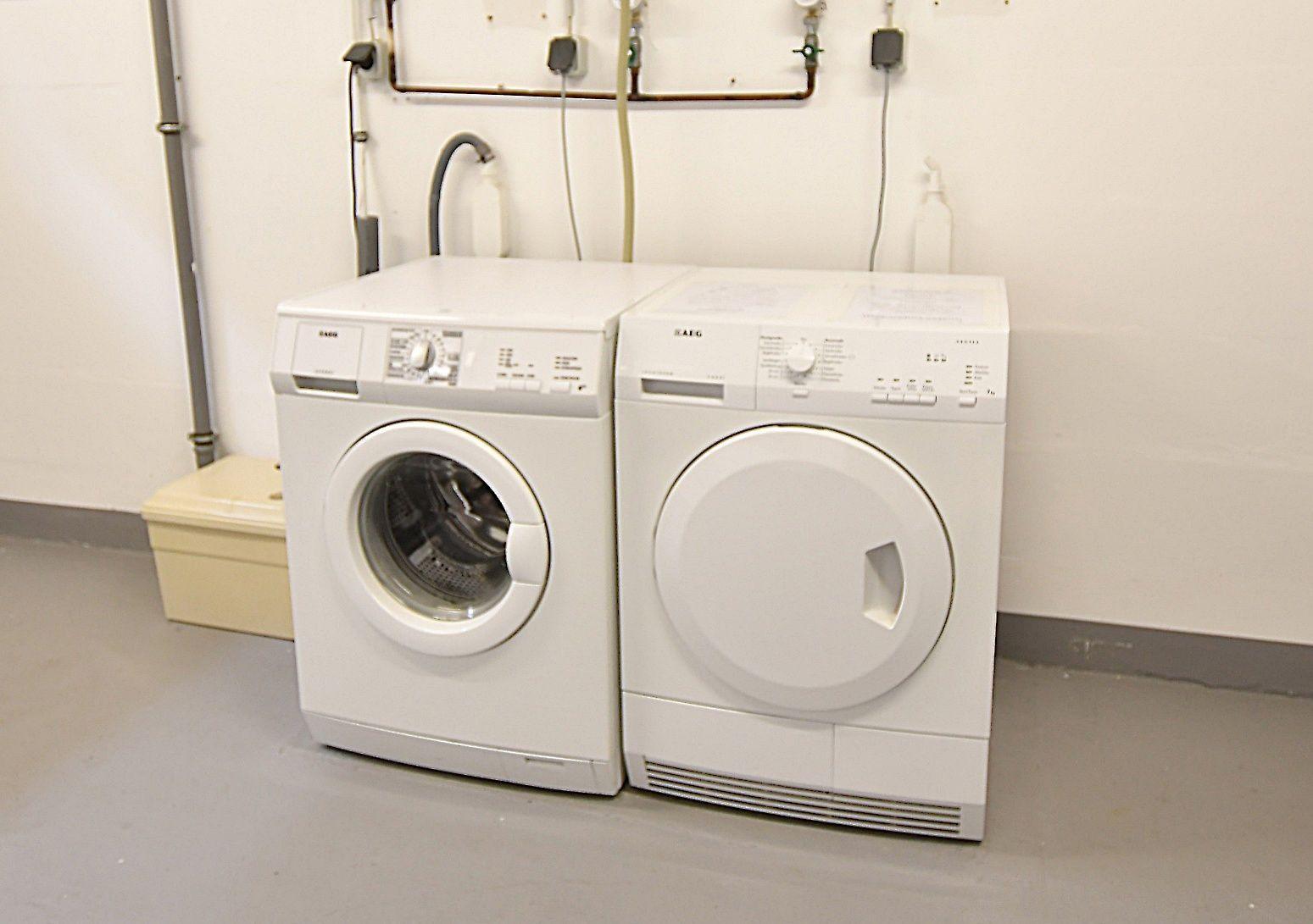 Waschmaschine und Trockner in einer Waschküche