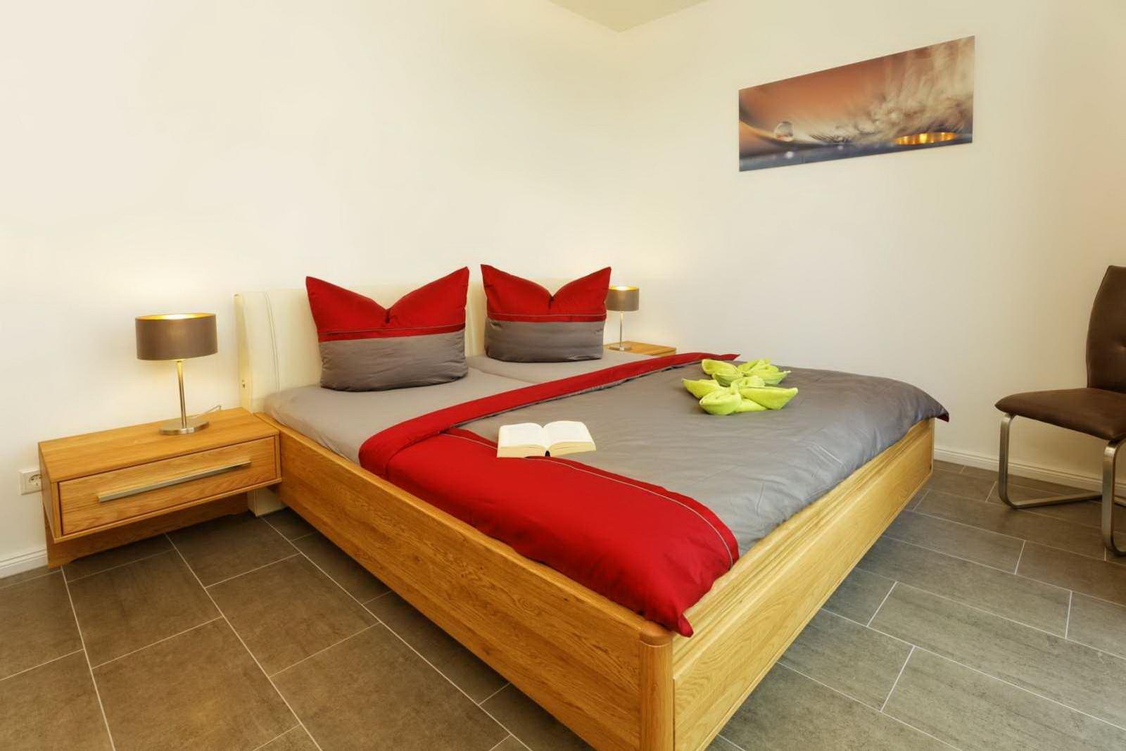 Schlafzimmer mit Doppelbett