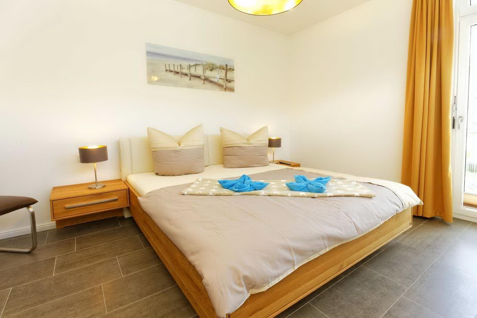 Schlafzimmer mit Doppelbett