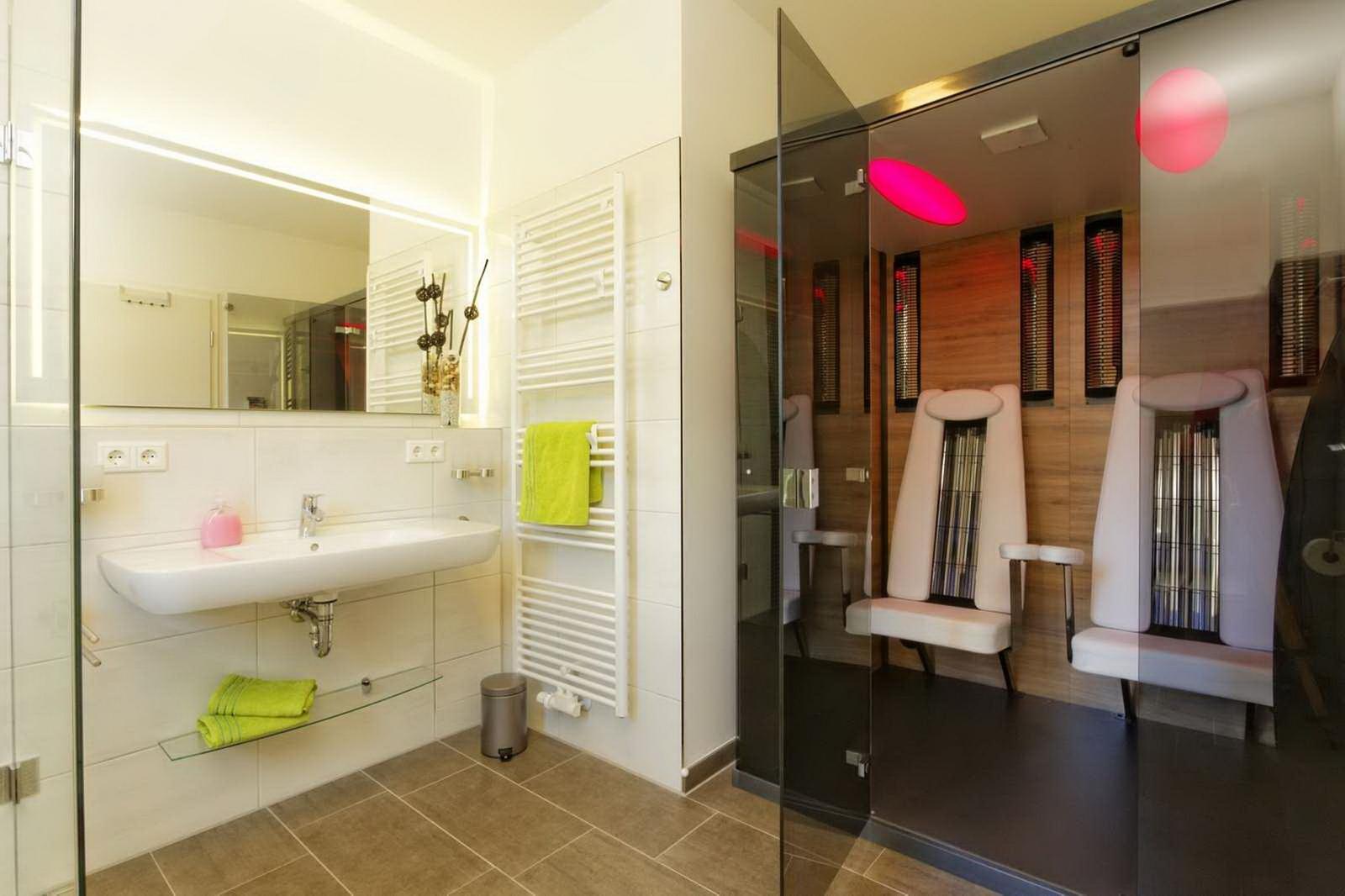 Badezimmer mit Dusche und Infrarot-Sauna